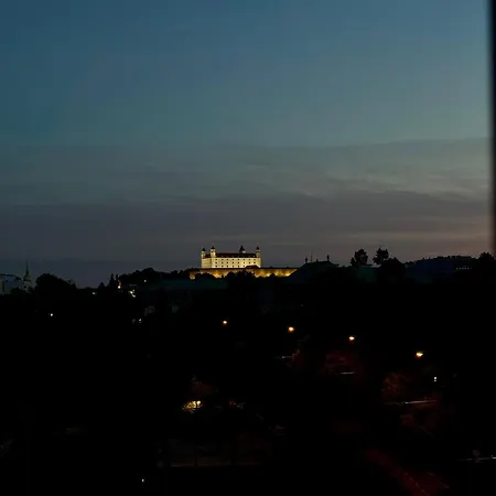 Cozy With Castle View Apartament