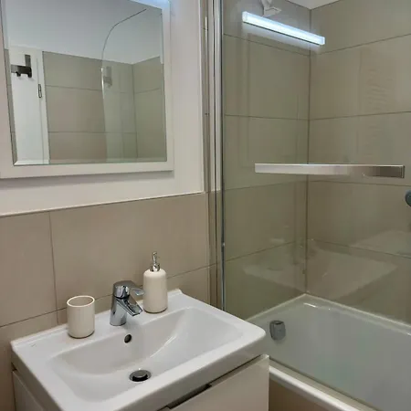 Cozy With Castle View Apartamento *