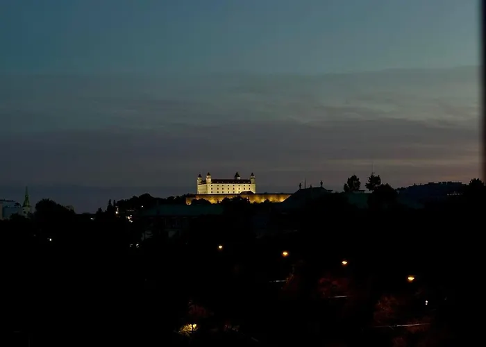 Cozy With Castle View شقة