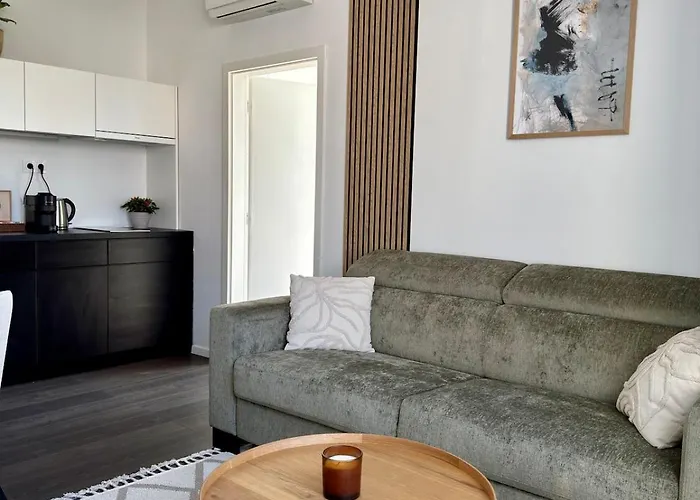 شقة Cozy With Castle View *