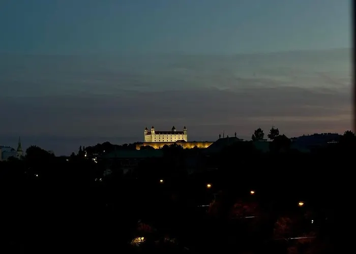 شقة Cozy With Castle View *