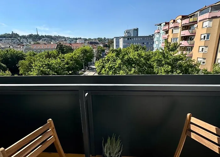 Cozy With Castle View شقة