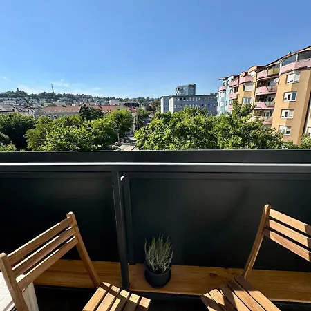 Cozy With Castle View Apartament