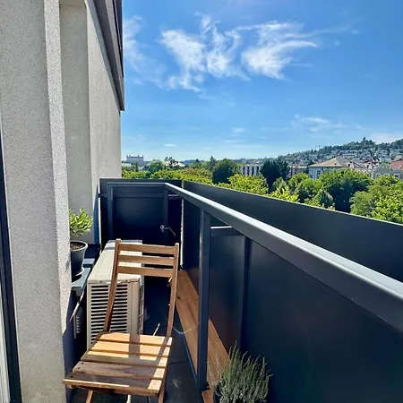 Cozy With Castle View Apartamento *